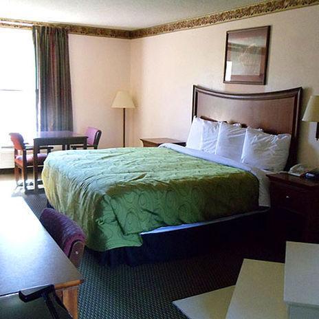 Clairmont Inn & Suites - Warren Quarto foto