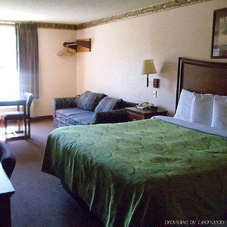 Clairmont Inn & Suites - Warren Quarto foto