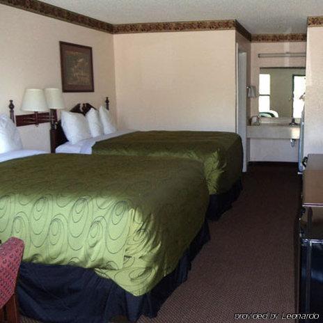 Clairmont Inn & Suites - Warren Quarto foto