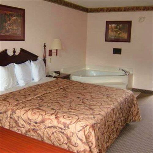 Clairmont Inn & Suites - Warren Quarto foto