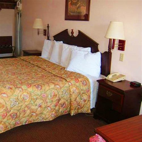 Clairmont Inn & Suites - Warren Quarto foto